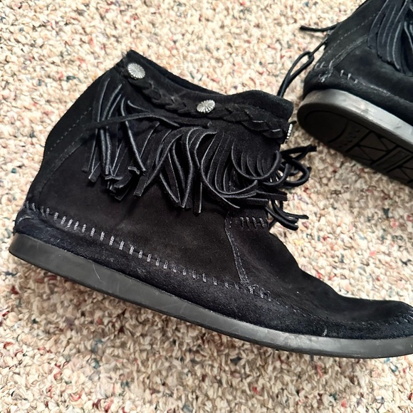Minnetonka Hi Top Back Zip Boot - Picture 10 of 10